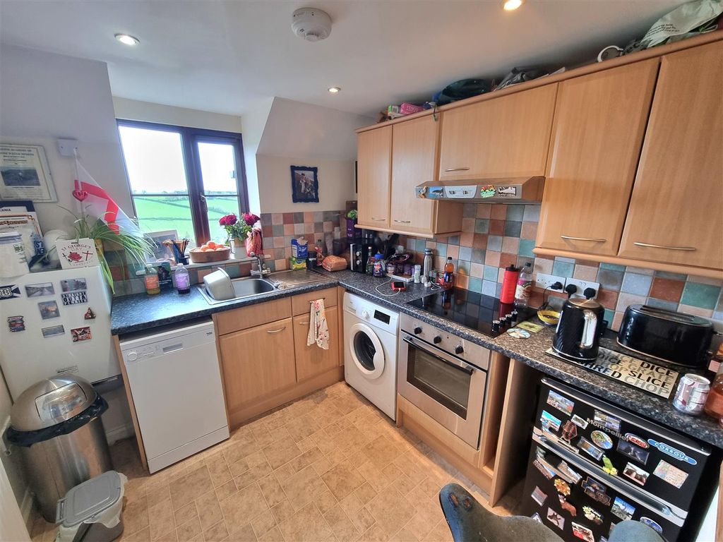 Property photo 3 of 10 Kitchen.Jpg