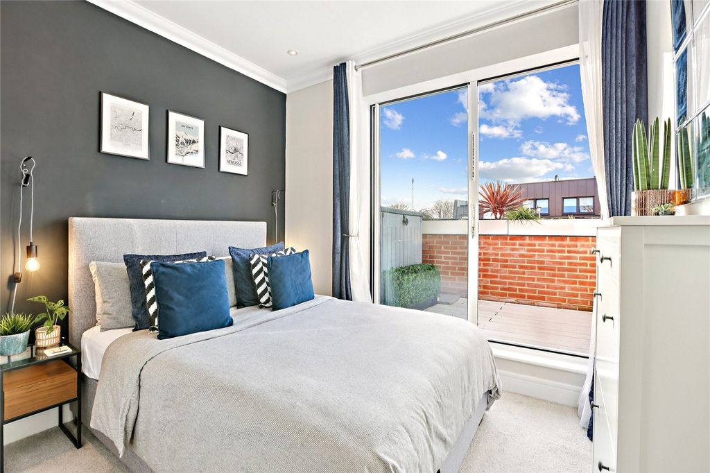 Property photo 2 of 14 Principal Bedroom
