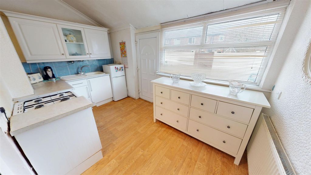 Property photo 2 of 19 Holly Bank Grove Kitchen