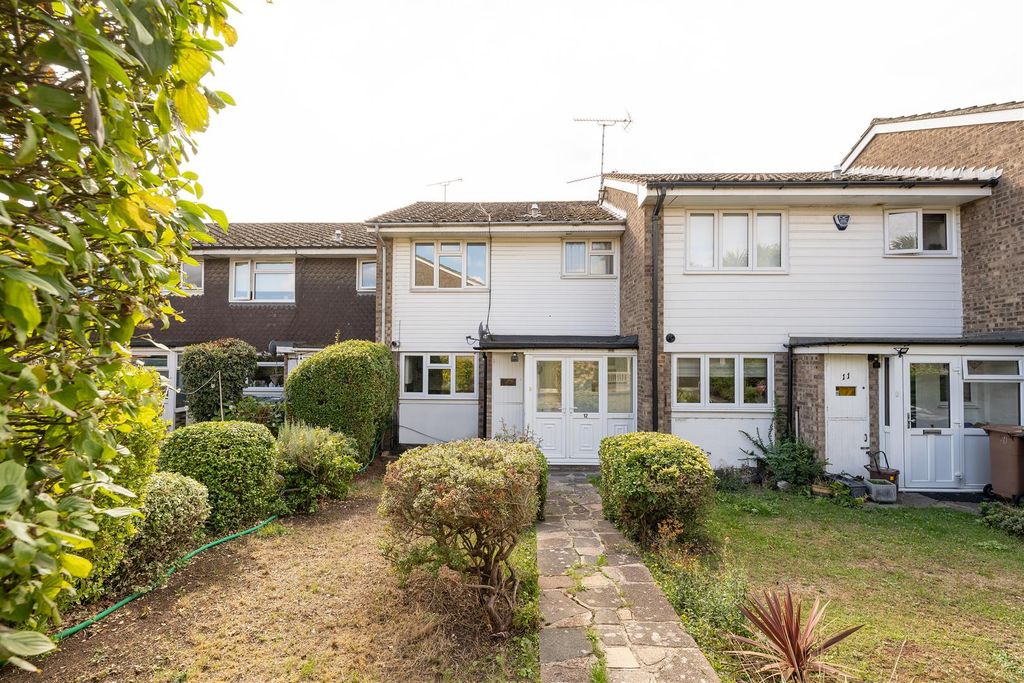 Property photo 1 of 21 Village Close, E4