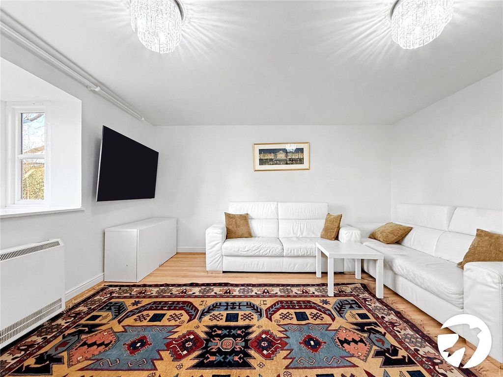 Property photo 3 of 9 Lounge