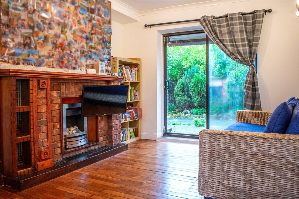 Property photo 3 of 18 Lounge