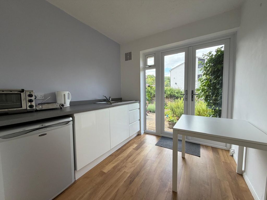 Property photo 2 of 7 Kitchen