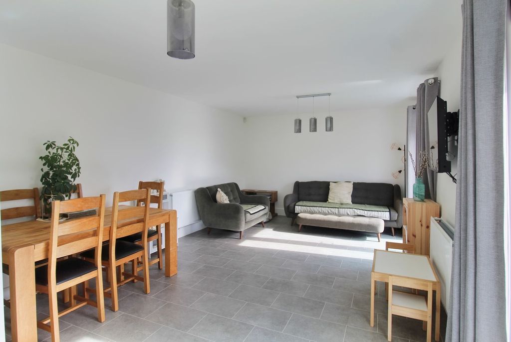 Property photo 3 of 28