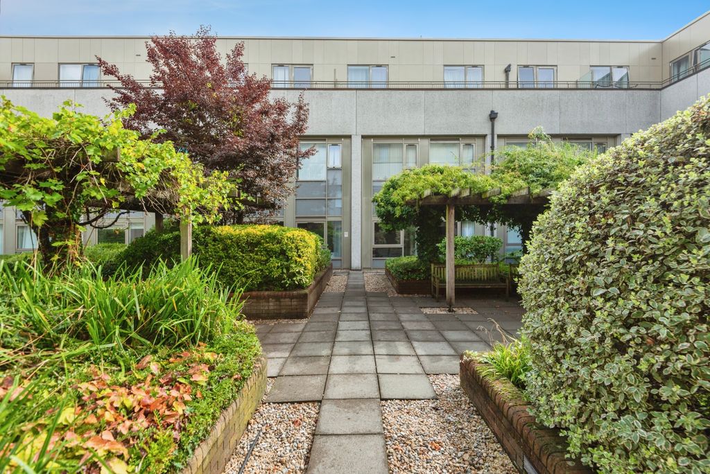 Property photo 2 of 18 Central30Of33