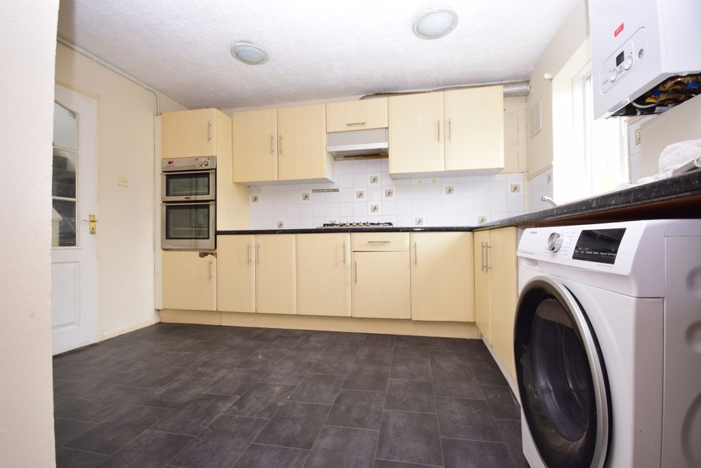 Property photo 3 of 10 Kitchen