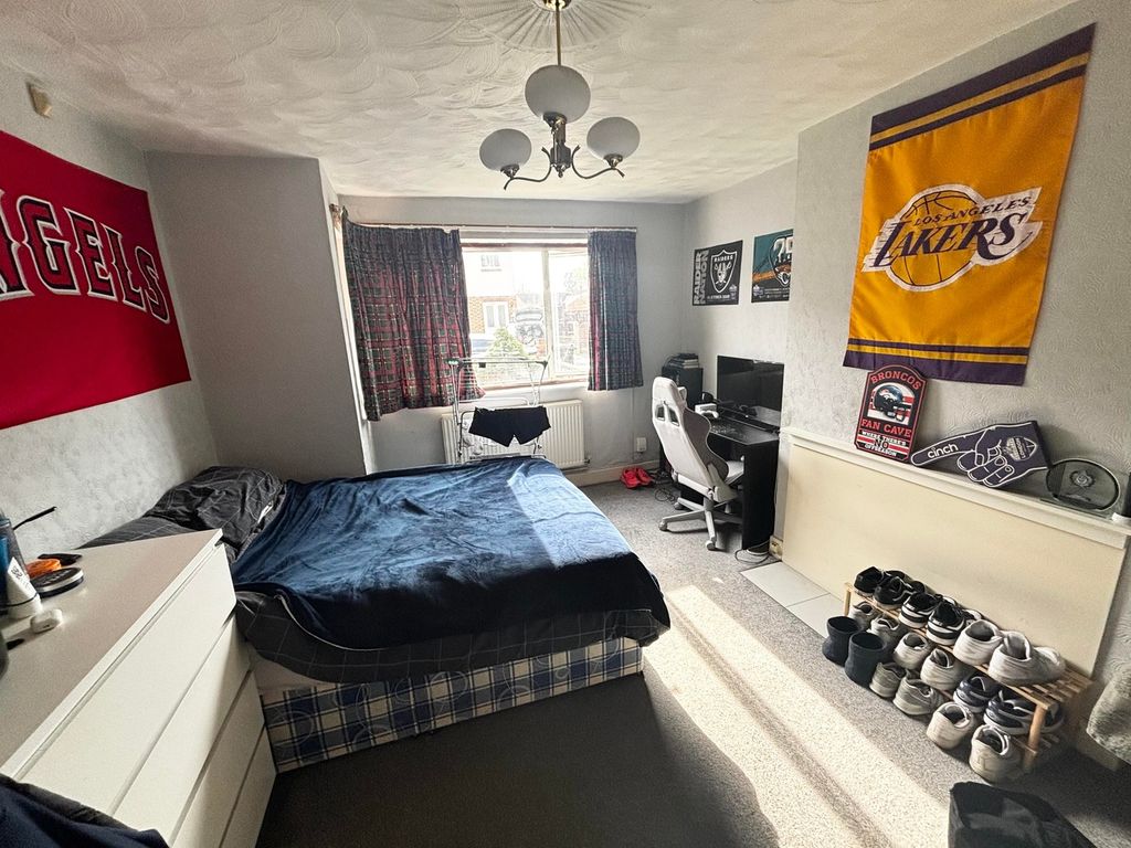 Property photo 1 of 5 Spacious Double Bedroom Featuring Good Natural Lig...