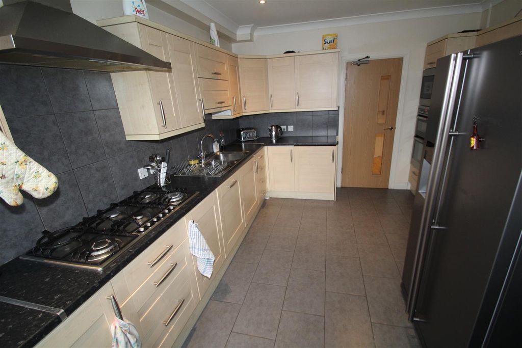 Property photo 3 of 13 Communal Kitchen 1