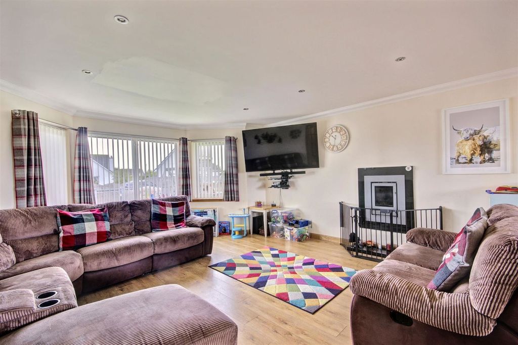 Property photo 3 of 28