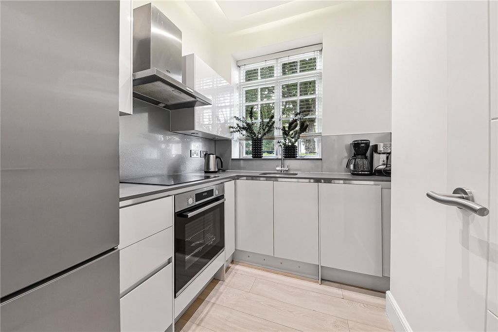 Property photo 3 of 10 Kitchen