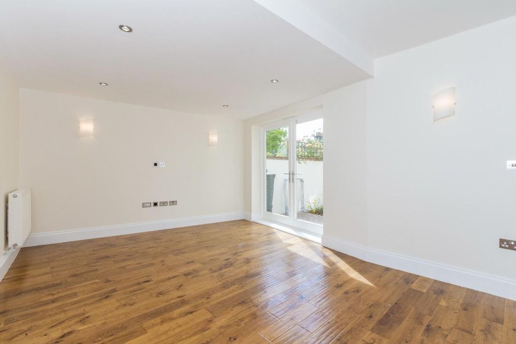 Property photo 3 of 8 Niveda Close - Reception.Jpg