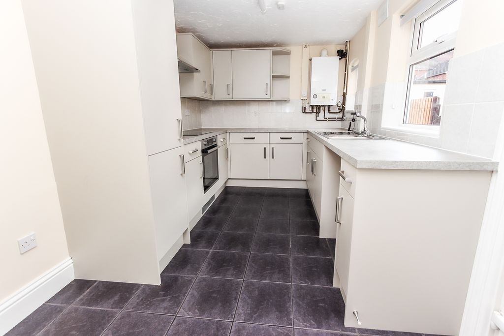 Property photo 2 of 10 Kitchen