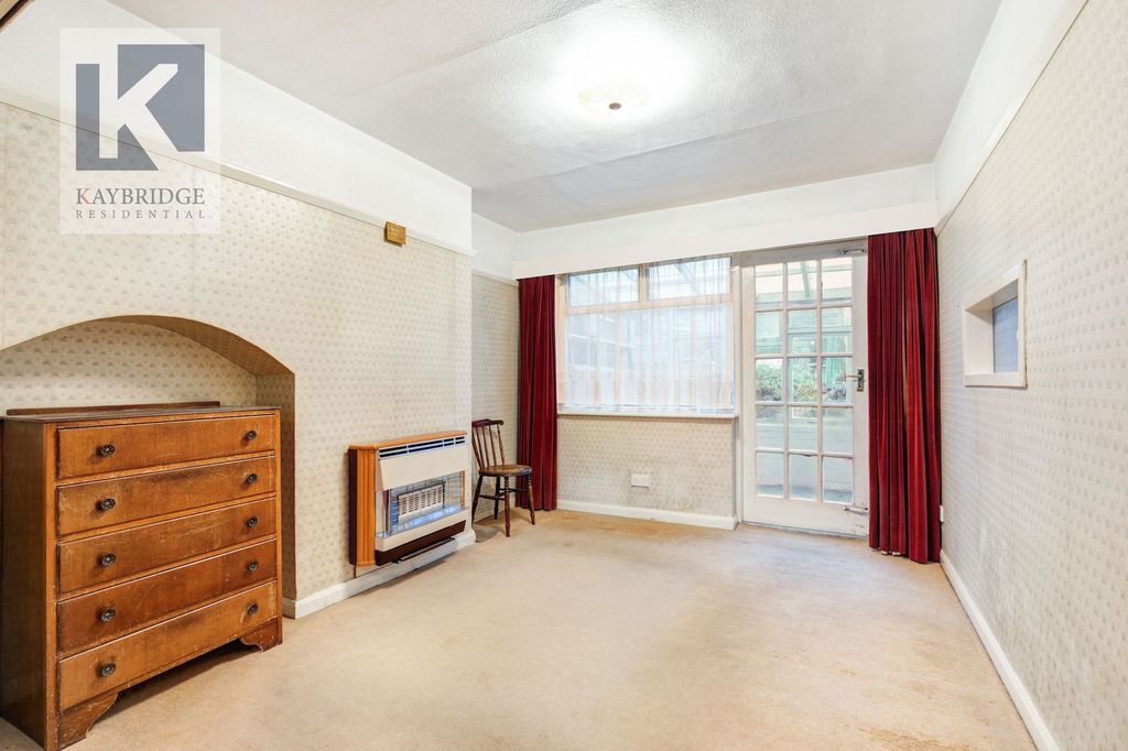 Property photo 3 of 11 Lynmouth Avenue, Morden