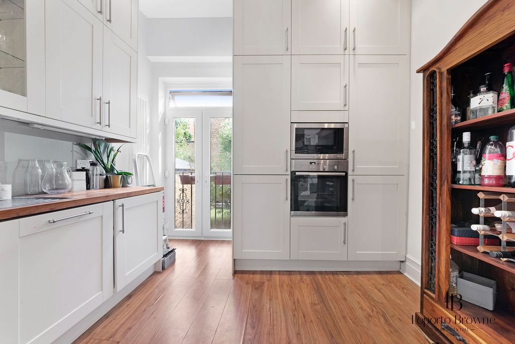 Property photo 2 of 23