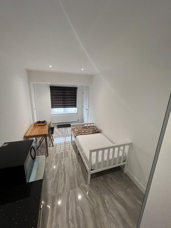 Property photo 1 of 23 Refurbished Studio Room With Ensuite, Rayners Lane, Ha2 9Sx -  1000 Pcm Inclusive Of Bills