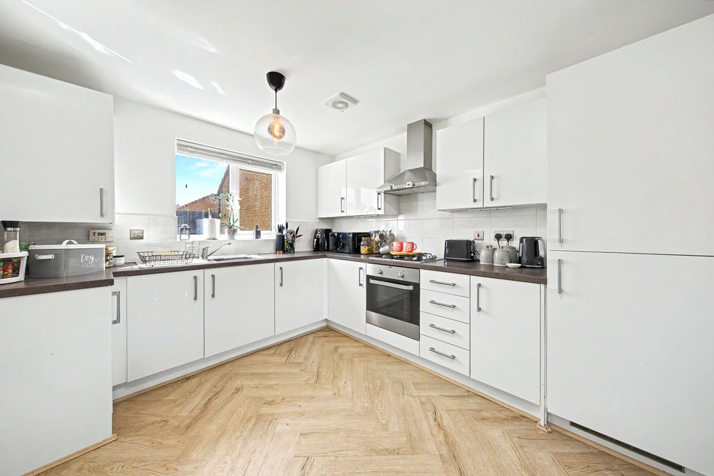 Property photo 3 of 31 Kitchen