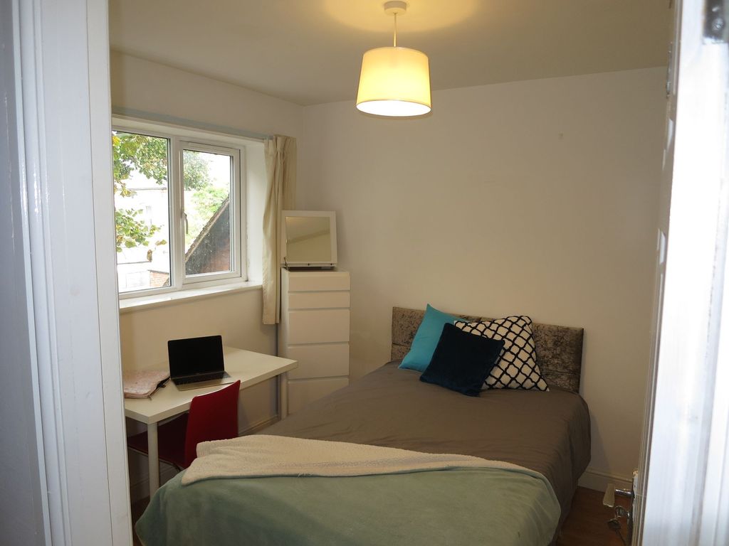 Property photo 2 of 23 Bright, Tidy Double Bedroom With A Comfortable Dou...