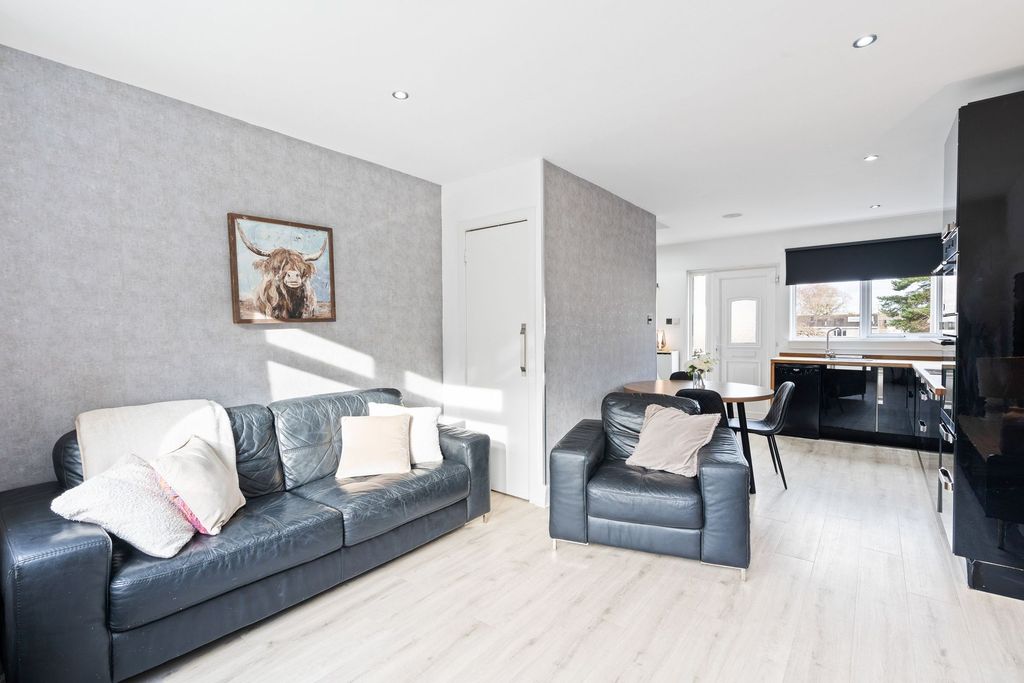 Property photo 3 of 18 Lounge