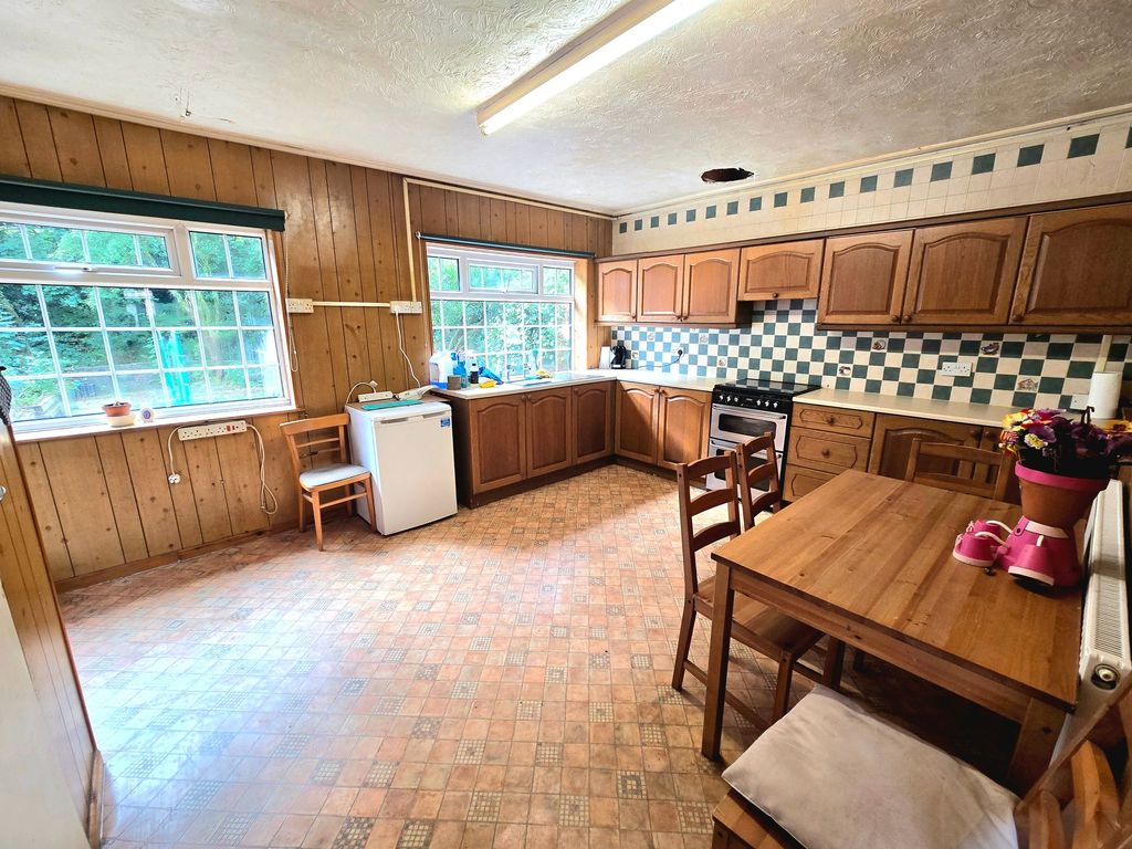 Property photo 2 of 31 Kitchen/Diner
