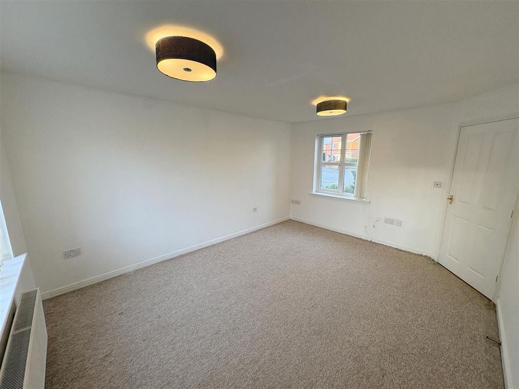 Property photo 3 of 16 Lounge