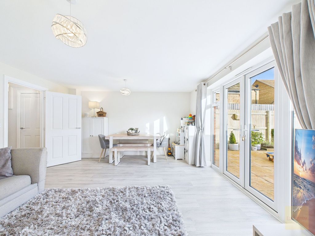 Property photo 2 of 23 Lounge / Diner