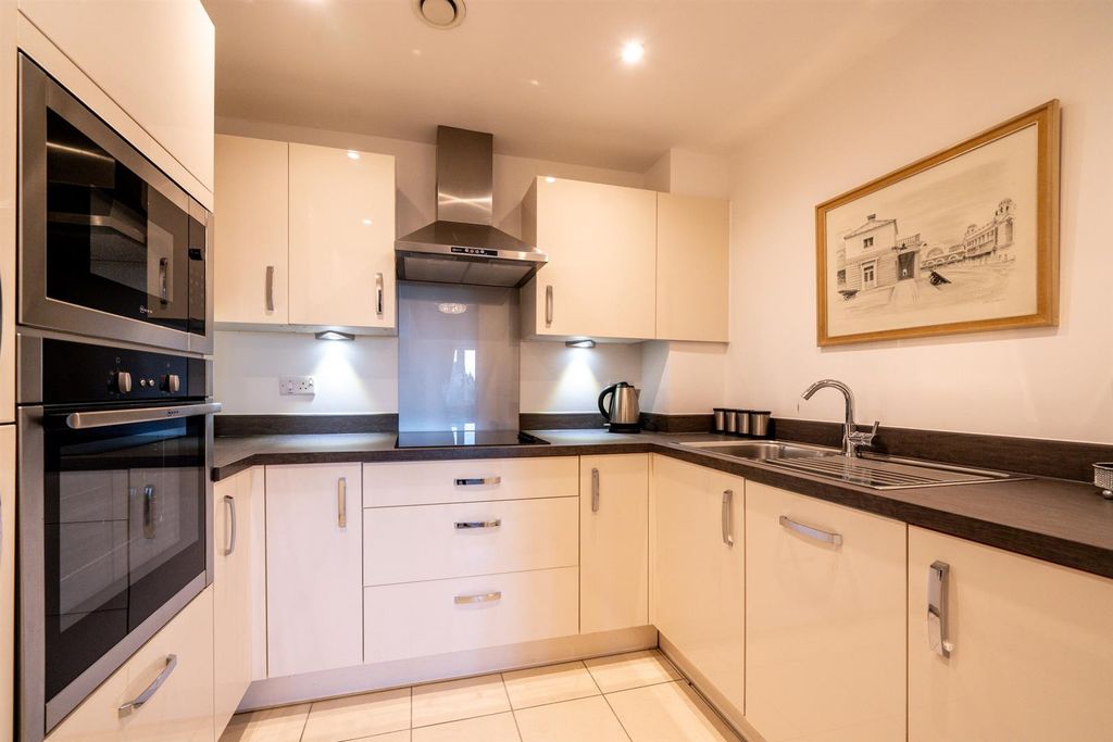 Property photo 3 of 19 Kitchen