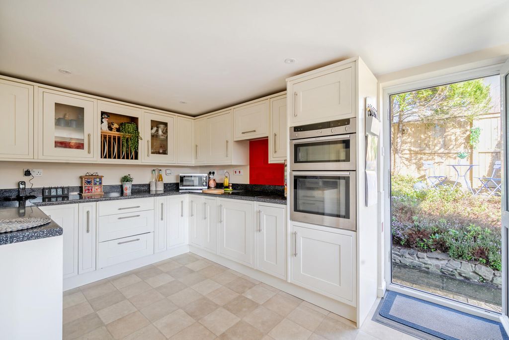 Property photo 3 of 21 Kitchen