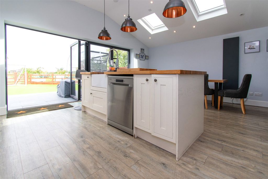 Property photo 2 of 20 Picture No. 13