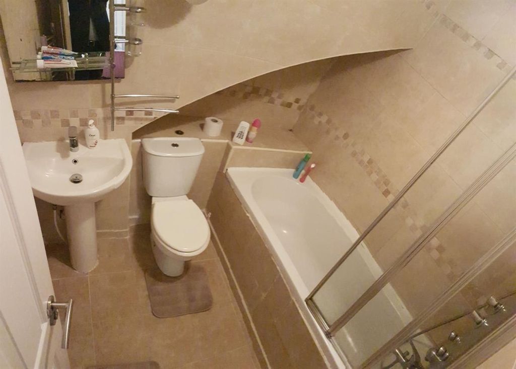 Property photo 2 of 14 A Modern And Clean Bathroom Featuring A Bathtub, T...