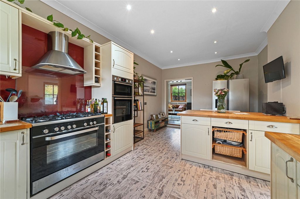 Property photo 3 of 31 Kitchen