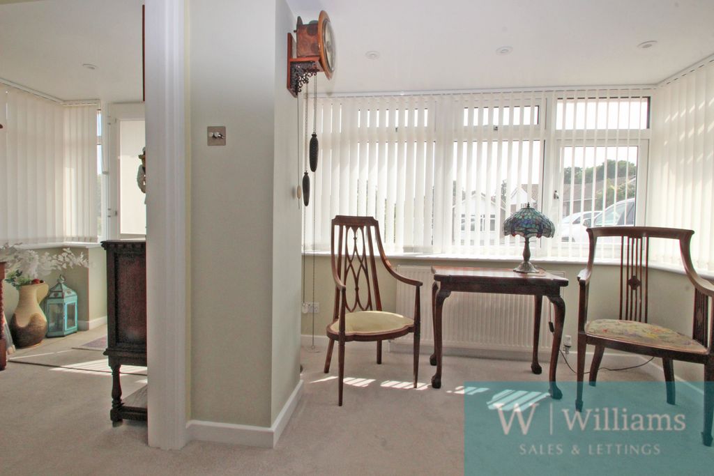 Property photo 3 of 16 Lounge