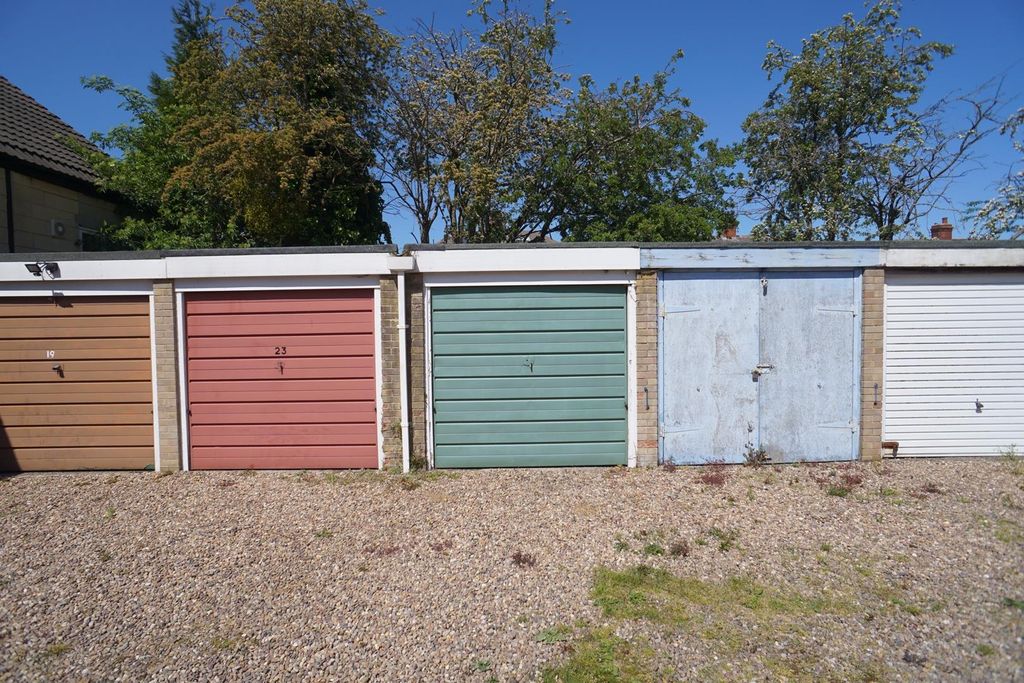 Property photo 2 of 18 Garage