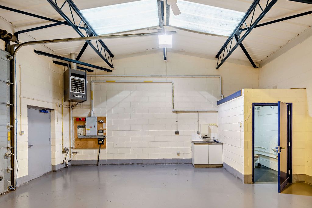 Property photo 3 of 13 8568461-Interior09-800