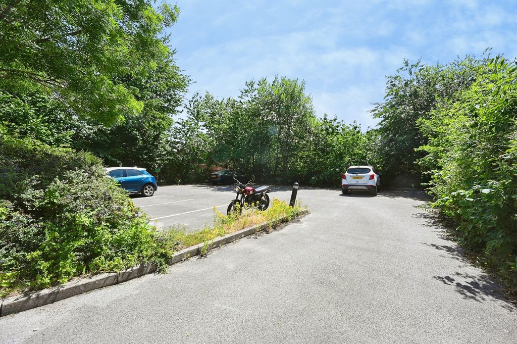 Property photo 2 of 16 Parking