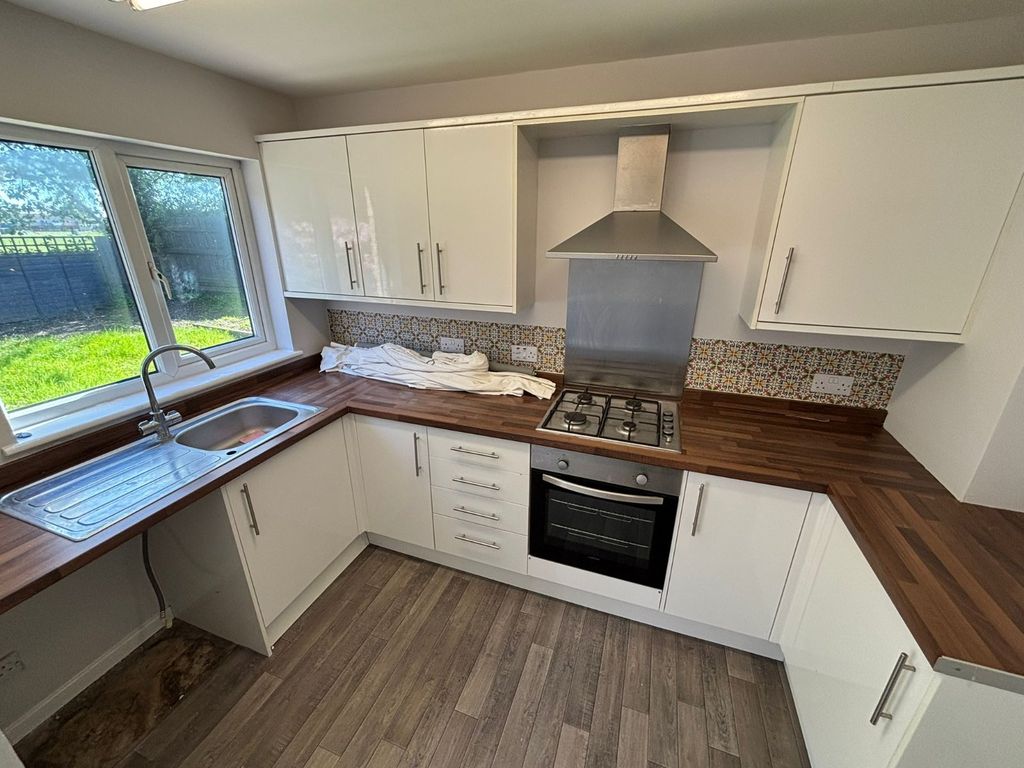Property photo 3 of 9 Kitchen