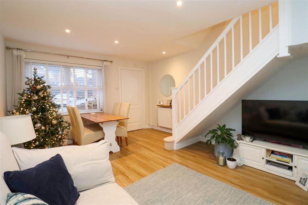 Property photo 2 of 20 Lounge