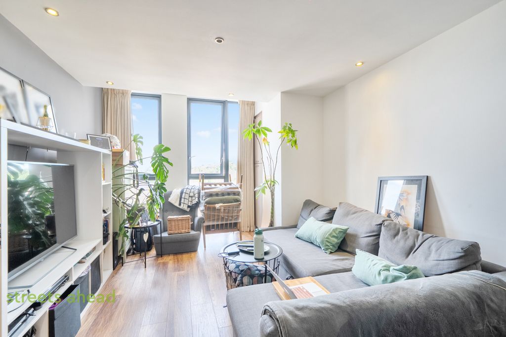Property photo 1 of 18 E3183141-84Ad-45F...