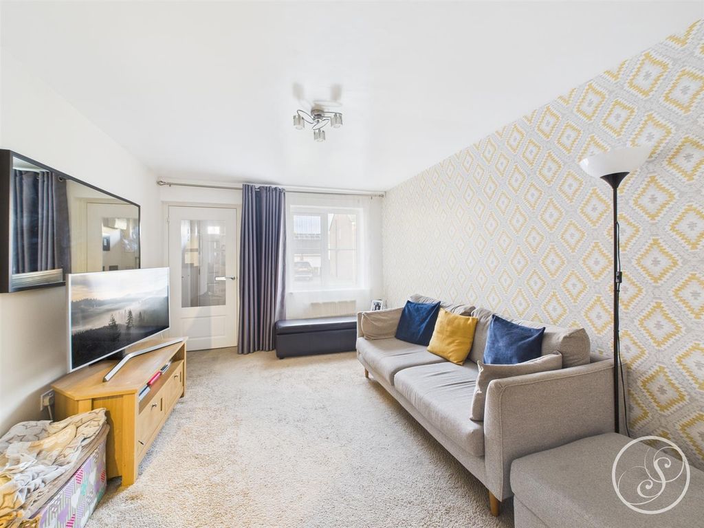 Property photo 3 of 16 Lounge