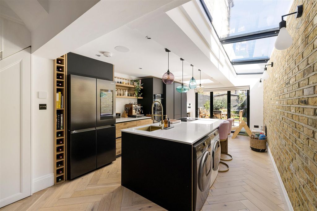 Property photo 1 of 51 Cheneys Road, E11