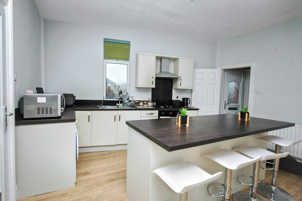 Property photo 3 of 9 Kitchen