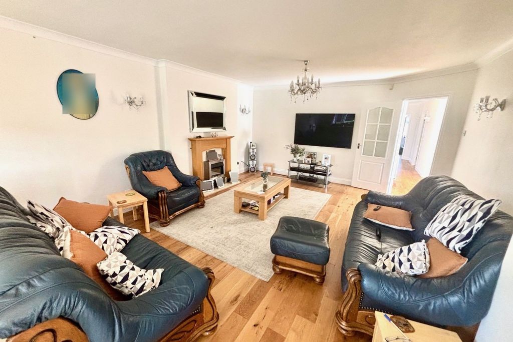 Property photo 3 of 13 Lounge 2