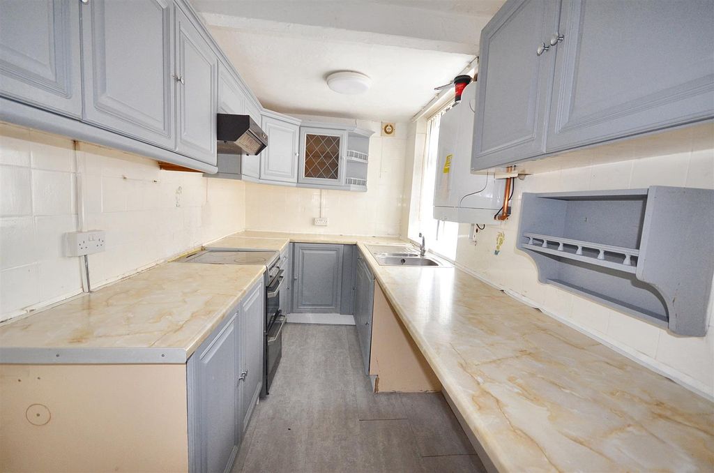 Property photo 3 of 11 Kitchen