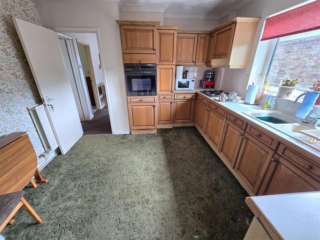 Property photo 3 of 10 Kitchen