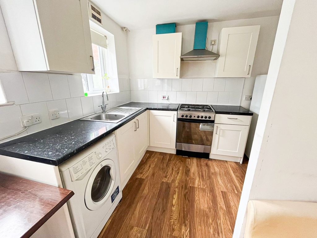 Property photo 3 of 10 Kitchen