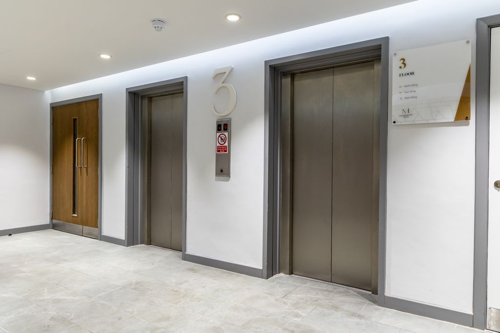 Property photo 3 of 9 Lifts