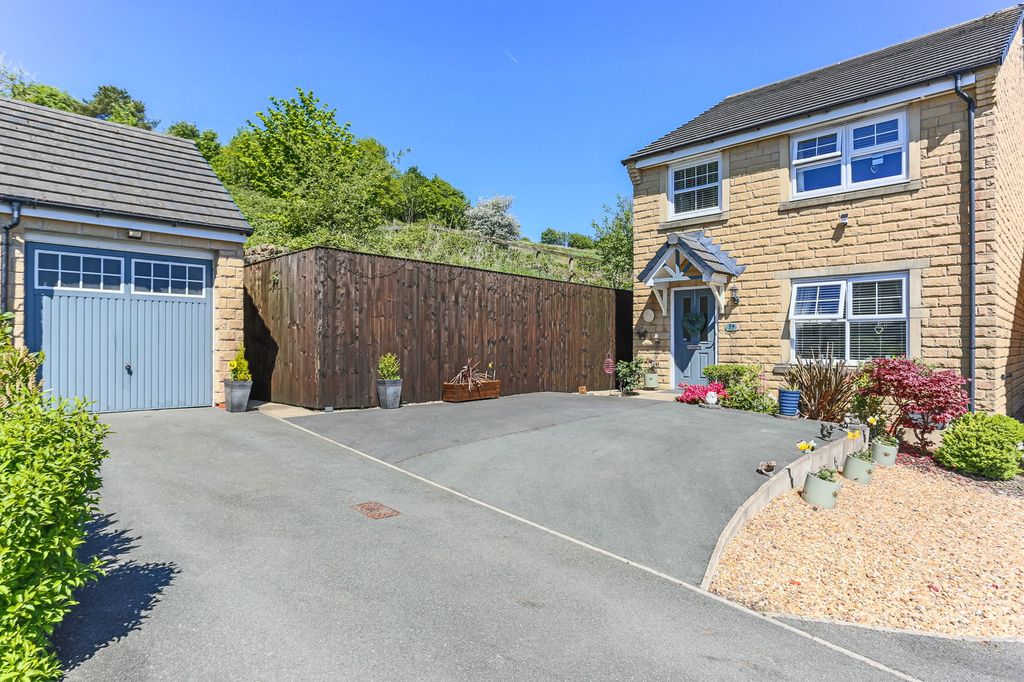 Property photo 1 of 32