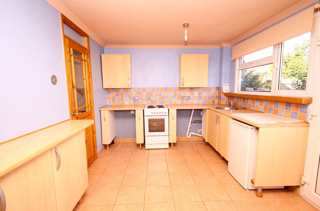 Property photo 2 of 10 Kitchen