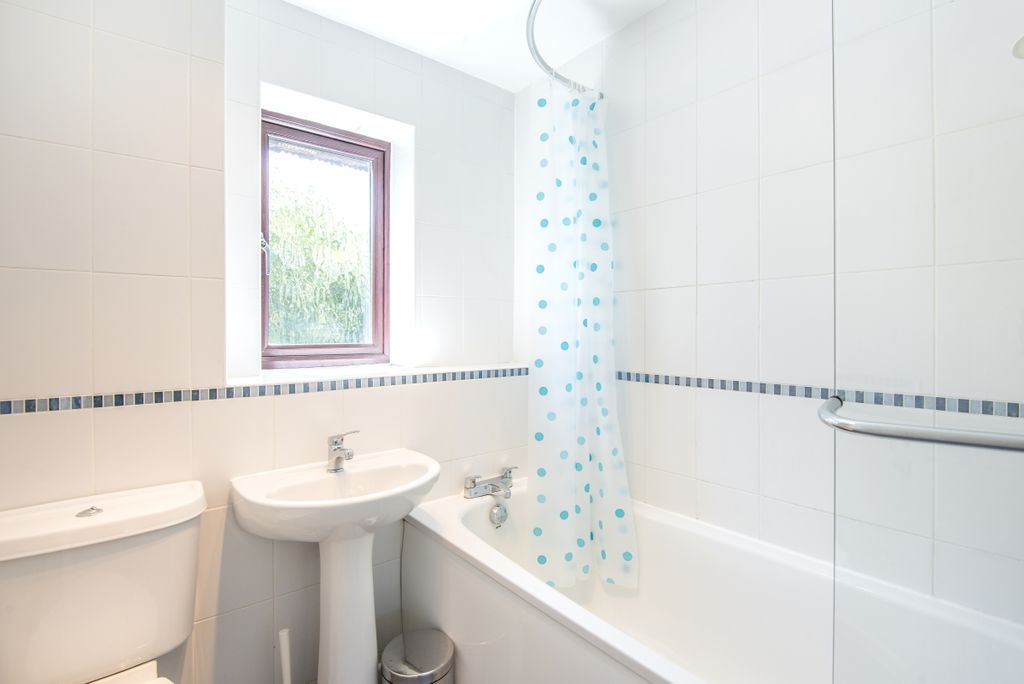 Property photo 3 of 10 Bathroom2
