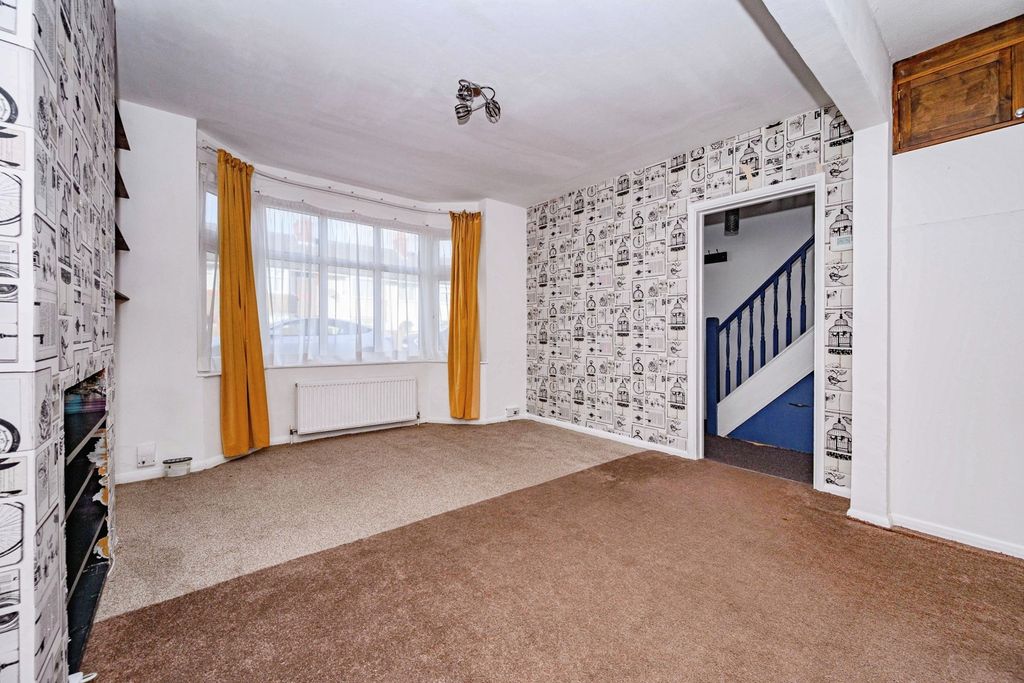 Property photo 3 of 16 Lounge