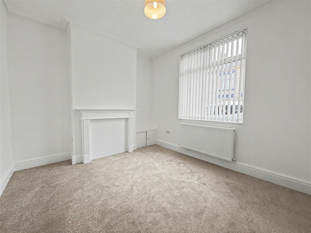 Property photo 3 of 10 Lounge